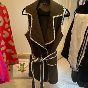 Cardigan vest with scalloped stitching